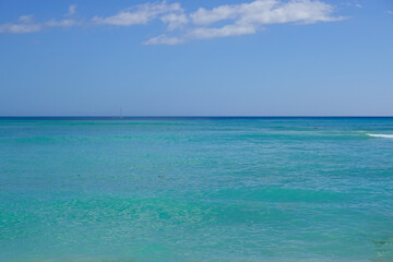 Obraz premium Turquoise tropical ocean meeting bright blue horizon