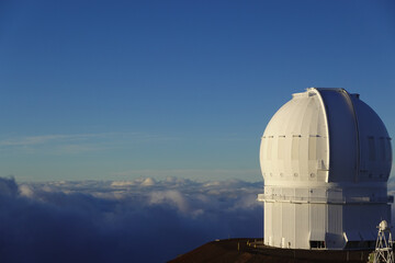 Obraz premium Astronomical observatory dome above glowing cloud sea