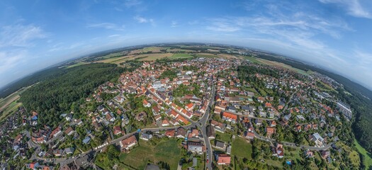 Der Markt Cadolzburg im mittelfränkischen Kreis Fürth aus der Vogelperspektive