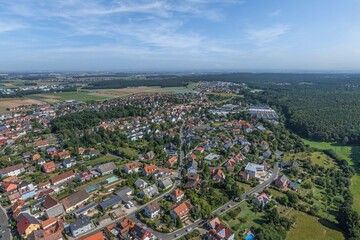 Luftbild der Marktgemeinde Cadolzburg im Spätsommer
