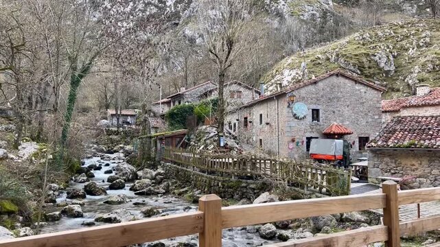 Vista del r&iacute;o desde el puente en Bulnes Asturias