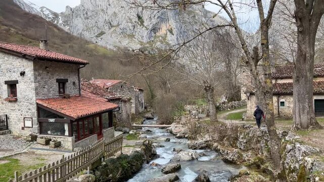Senderistas caminando por Bulnes Asturias