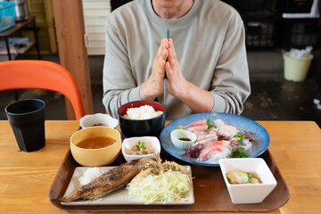 刺身定食を食べる男性