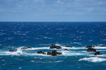 Obraz premium Scenic Point near Huialoha Church (1859). Hawaii Route 31 ( Pi'ilani Highway ), Papaloa, Maui, Hawaii. Kula Volcanics, Lava flows. Haleakalā, or the East Maui Volcano, is a shield volcano.
