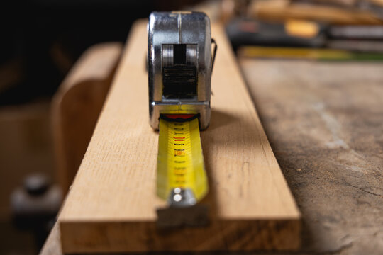 Un m&egrave;tre de menuisier pour mesurer une planche de bois.