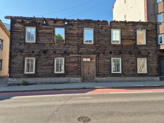 Chata stara drewniana na wsi, biedny dom. © FotoDax