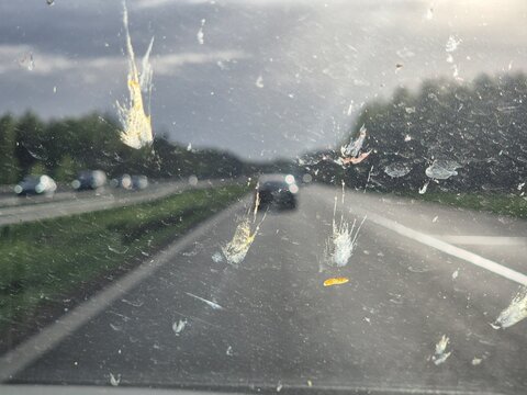 Brudna szyba przednia w samochodzie, słabo widac