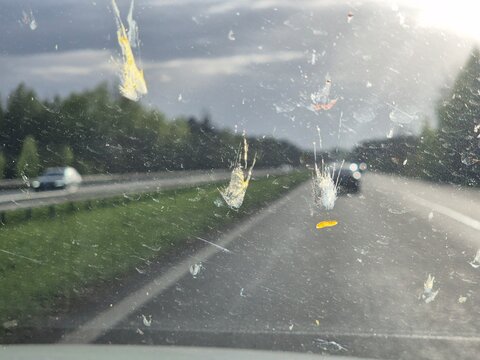 Brudna szyba przednia w samochodzie, słabo widac