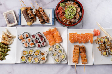 Assortiment de plats traditionnel japonais Maki et raviolis chinois
