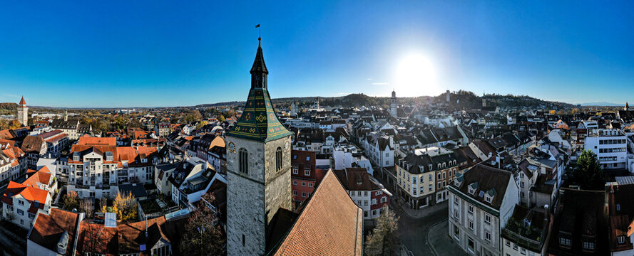 Ravensburg, Deutschland: Luftpanorama der Altstadt bei Sonnenaufgang