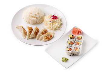 Assortiment de plats traditionnel japonais Maki et raviolis chinois