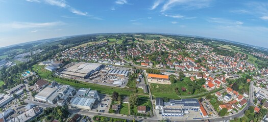 Ausblick über das oberbayerische Wolnzach im Kreis Pfaffenhofen an der Ilm im Spätsommer