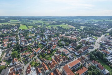 Der Markt Wolnzach inmitten der fruchtbaren Landschaft der Hallertau von oben