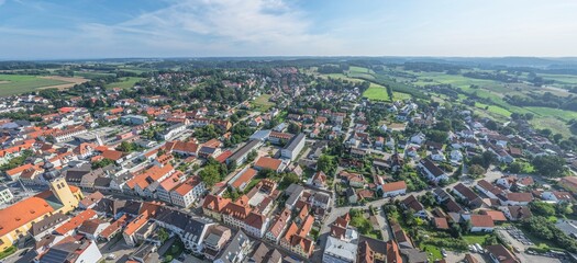 Ausblick über das oberbayerische Wolnzach im Kreis Pfaffenhofen an der Ilm im Spätsommer