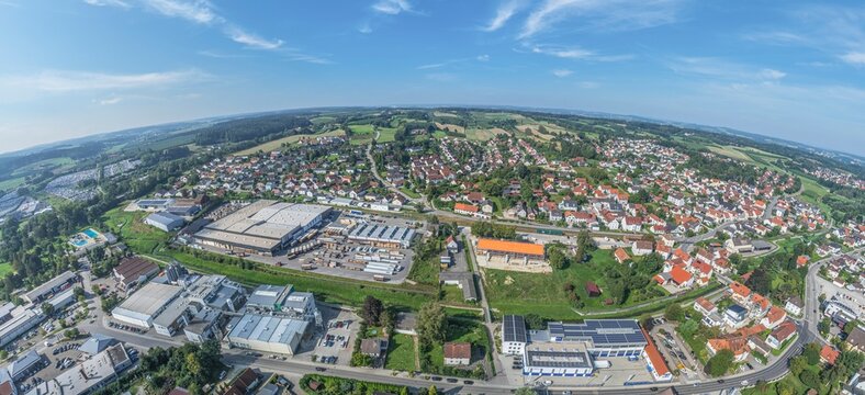 Ausblick &uuml;ber das oberbayerische Wolnzach im Kreis Pfaffenhofen an der Ilm im Sp&auml;tsommer
