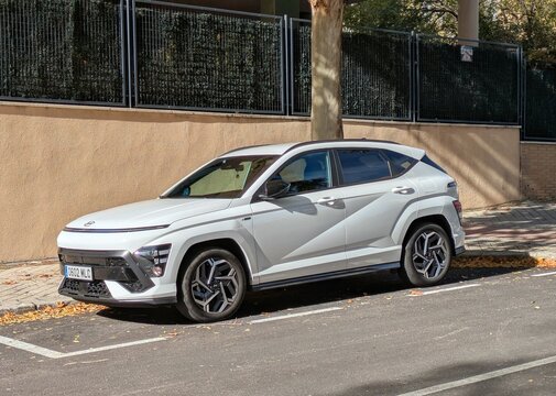 Autom&oacute;vil Hyundai Kona aparcado en una calle de Madrid, Espa&ntilde;a, 7 de noviembre de 2025
