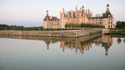 Le château de Chambord est un château situé dans la commune de Chambord dans le département de Loir-et-Cher, en région Centre-Val de Loire,  il s’agit du plus vaste des châteaux de la Loire. © jef 77