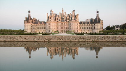 Le château de Chambord est un château situé dans la commune de Chambord dans le département de Loir-et-Cher, en région Centre-Val de Loire,  il s’agit du plus vaste des châteaux de la Loire. © jef 77