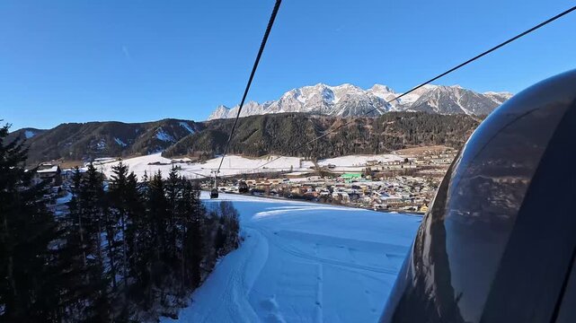 Panoramablick &uuml;ber Skipisten und verschneite W&auml;lder bei der Bergfahrt in Schladming