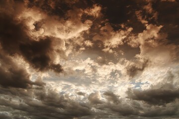 Obraz premium Dramatic Cloudscape with Rich Shades and Textured Formations Underneath an Evolving Sky