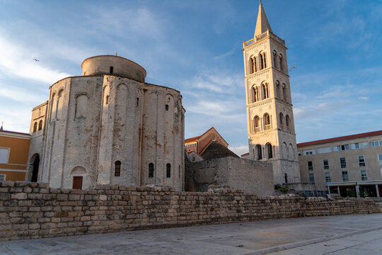Hermosa postal de Zadar al atardecer. Iglesia de San Donato y el foro romano