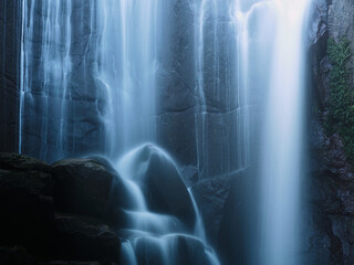 落ち行く滝の水