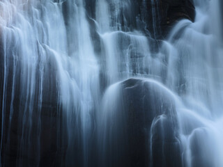 落ち行く滝の水