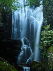 落ち行く滝の水