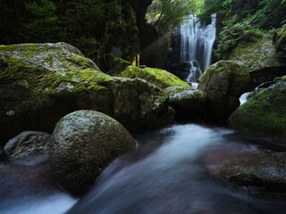 少しの光芒と滝