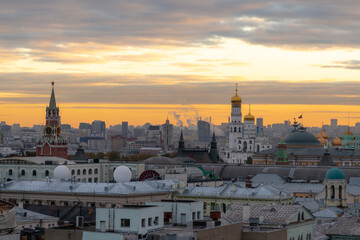 Naklejka premium View of Moscow's skyline at sunset with historical buildings and rooftops