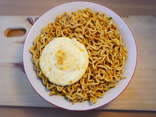 Savory instant noodles topped with a perfectly fried egg, a delicious and quick meal solution for busy days.