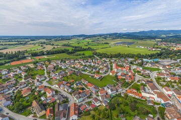Hengersberg in Niederbayern, älteste Marktgemeinde Deutschlands, aus der Vogelperspektive