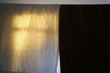 Braunes und beiges Handtuch hängen an Wäscheleine in Waschküche zum Trocknen im Winter