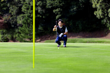 ゴルフを楽しむ日本人のミドル男性