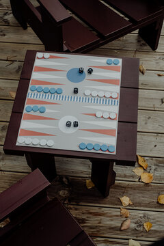 Backgammon Spielbrett &ndash; Strategie, W&uuml;rfel und Spielsteine in Nahaufnahme