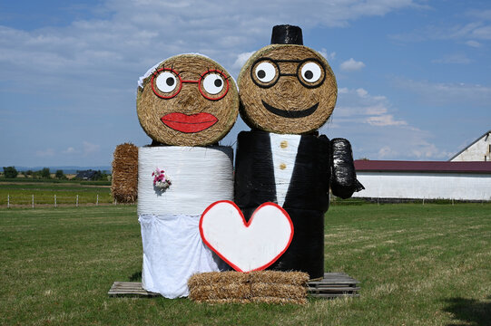Strohfiguren bei einer Hochzeit