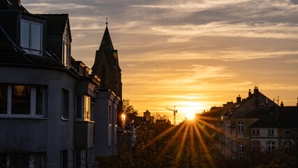 Obraz premium Sundown - Dawn - Sun goes down over the City with Lightstar - Duesseldorf, Gemrany 2025. High quality photo