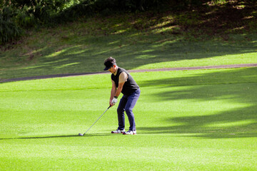 ゴルフを楽しむ日本人のミドル男性