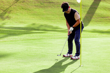 ゴルフを楽しむ日本人のミドル男性