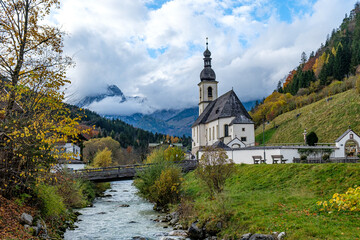 Obraz premium Idyllic European Countryside with Autumn Colors and Mountain Peaks