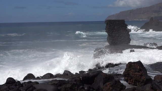 Playa El Charcon, einer der Stellen, an denen die Lava des 2021 ausgebrochenen Vulkans Tajogaite (im Volksmund auch "die Bestie" genannt) das Meer erreichte, Kanarische Inseln, Spanien, La Palma, Taza