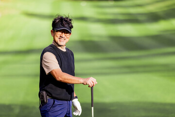 ゴルフを楽しむ日本人のミドル男性