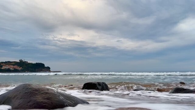 Olas rompiendo en la playa de la Griega, Asturias