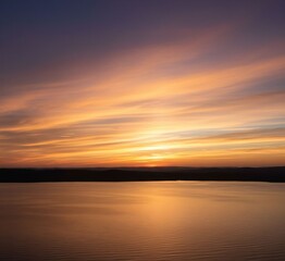 Obraz premium Breathtaking Cinematic Skyscape: Warm Light and Hopeful Atmosphere