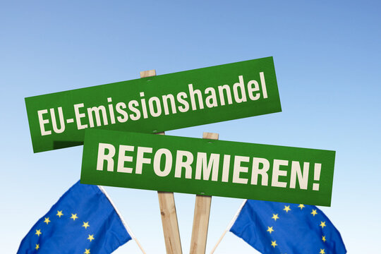 Kartonschild mit der Devise: EU-Emissionshandel reformieren