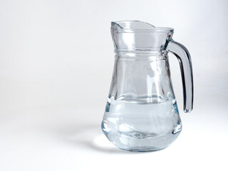 Jarra de cristal aislada en fondo blanco