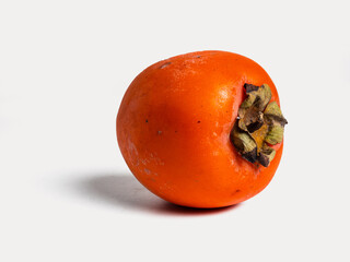 Persimon rojo aislado en fondo blanco