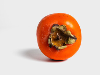 Persimon rojo aislado en fondo blanco