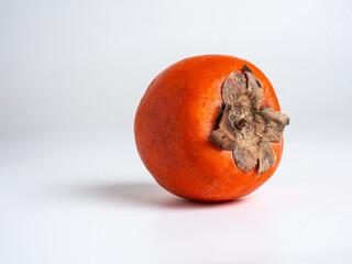 Persimon rojo aislado en fondo blanco