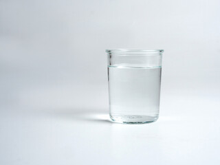 Tarro con agua aislado en fondo blanco